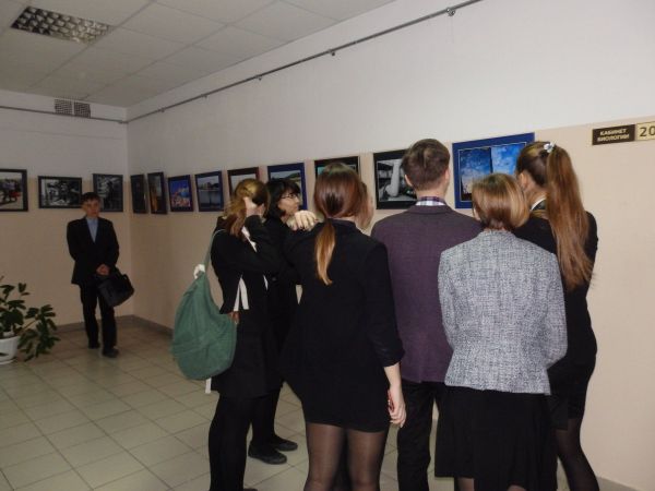Экспозиции из выставки фоторабот конкурса "Мир глазами молодежи 2015"